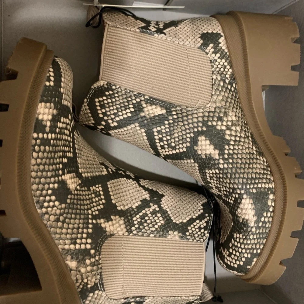 Boots - Picture 5 of 6